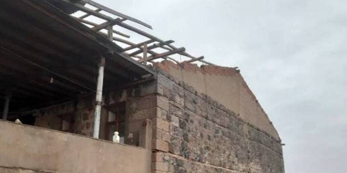 Elazığ’da fırtına ahırın çatısını uçurdu