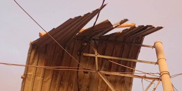 Mardin'de kuvvetli rüzgar çatıları uçurdu