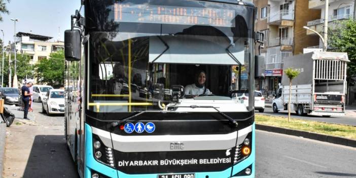Diyarbakır'da 12 kadın otobüs şoförü direksiyona geçti