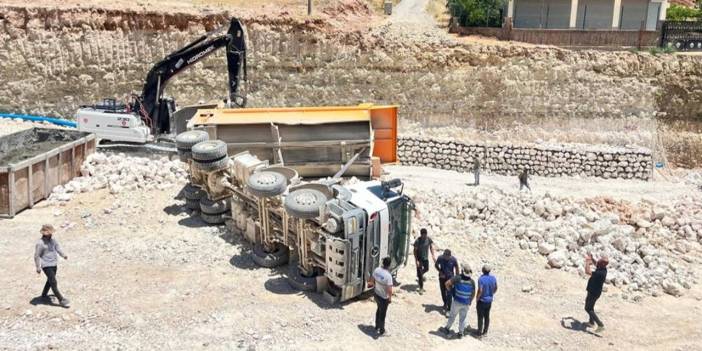 Adıyaman’da yük boşaltılan kamyon devrildi