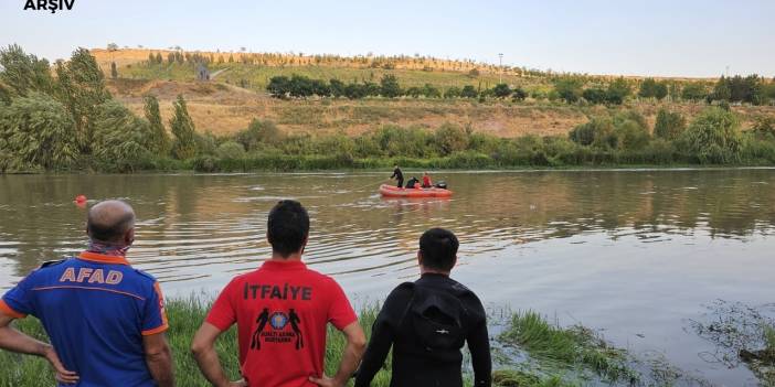 Dicle Nehri’ne giren 3 kişi akıntıya kapıldı