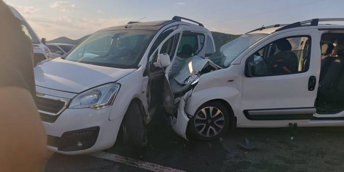 Bingöl’de iki hafif ticari araç çarpıştı: 11 yaralı