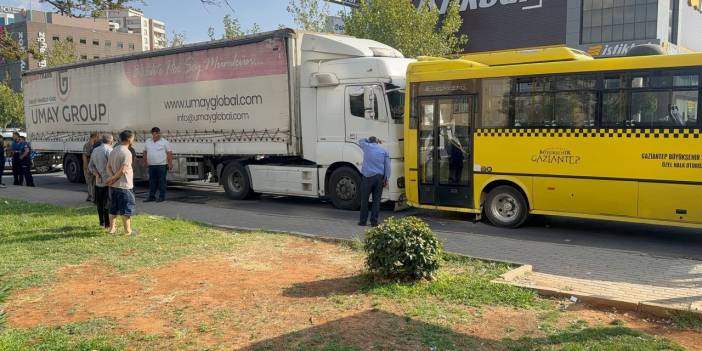 Gaziantep'te tır halk otobüsüne çarptı, 3 yaralı