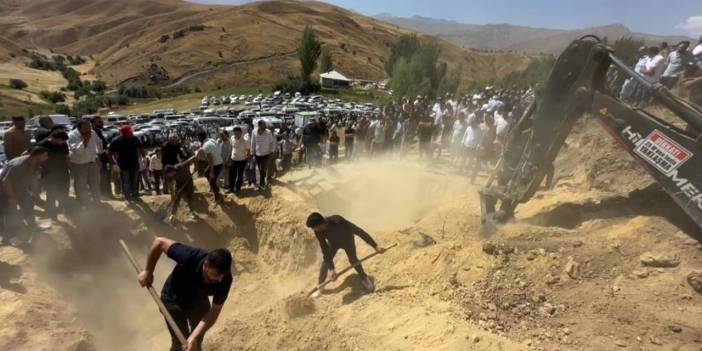 Hakkâri’de feci kaza: Aynı aileden 5 kişi toprağa verildi