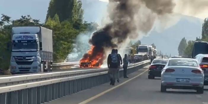 Elazığ'da seyir halindeki otomobil yandı