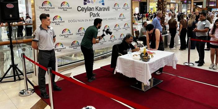 Diyarbakırlılar Ahmet Ümit için saatlerce sıra bekledi