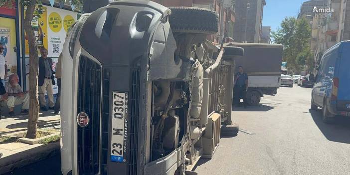 Elazığ’da kamyonet ile çarpışan yolcu minibüsü devrildi