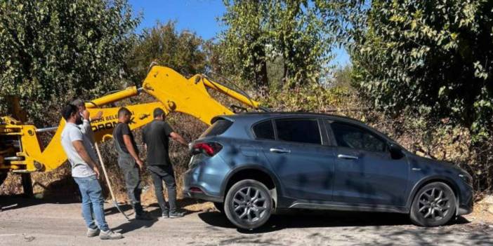 Siirt’te çukura giren araç kepçe yardımıyla çıkarıldı