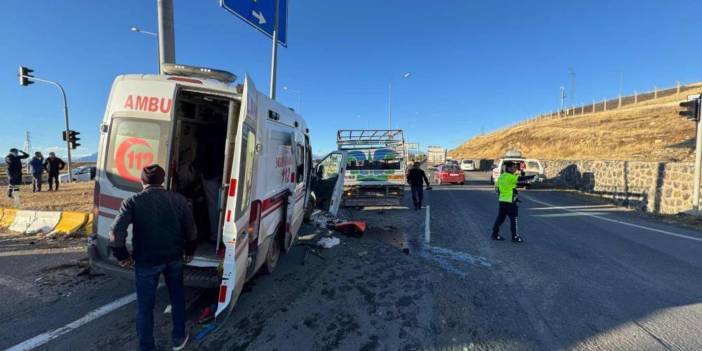 Ağrı’da ambulans kazaya karıştı: 2’si ağır 7 yaralı