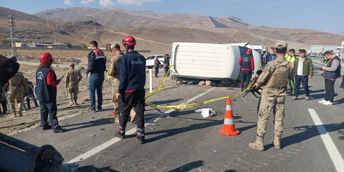 Ağrı’da minibüs otomobil ile çarpıştı: 1 ölü, 2 ağır yaralı