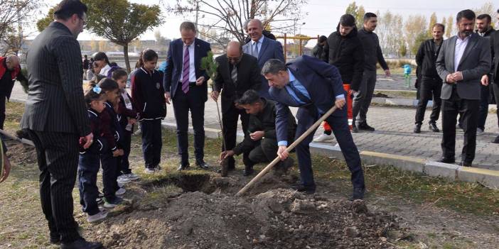 Muş'ta 3 bin fidan toprakla buluştu