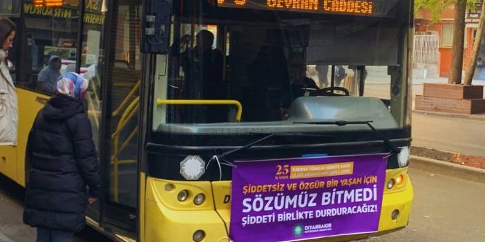 Diyarbakır’da toplu taşıma araçlarına 25 Kasım pankartı
