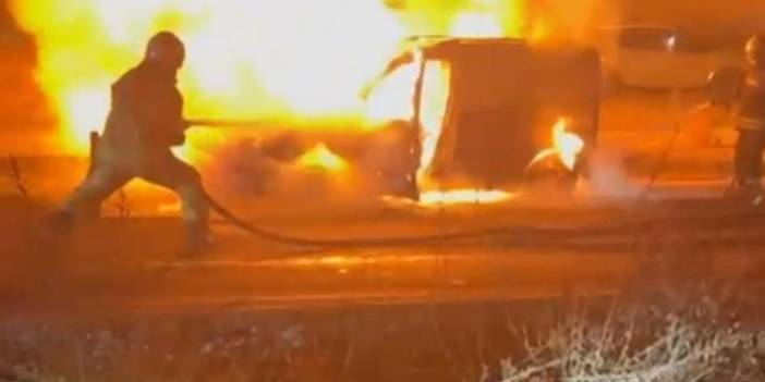 Diyarbakır’da seyir halindeki araç alev topuna döndü