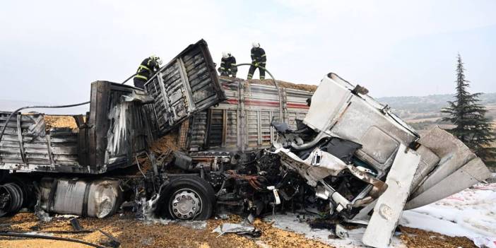 Tırlardaki yangın söndürüldü, yol trafiğe açıldı