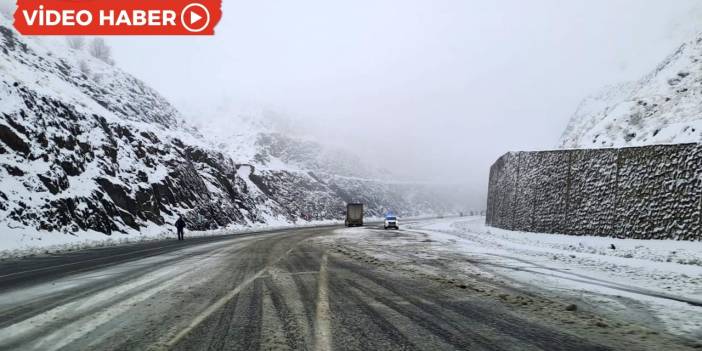 Diyarbakır'da kar yağışı nedeniyle bazı araçlar yolda kaldı