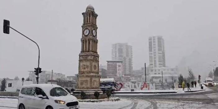 Diyarbakır’ın 4 ilçesinde okullar tatil edildi: Yollar buz pistine döndü