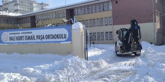 Kayapınar Belediyesi 149 okulda kar temizliği yaptı
