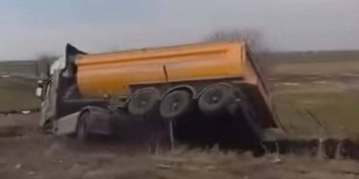 Diyarbakır’da kamyon yol kenarına devrildi: 1 yaralı