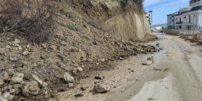 Diyarbakır’da heyelan: Toprak ve taşlar yola savruldu