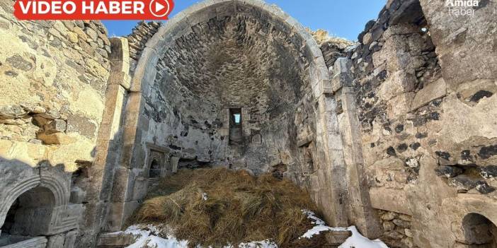 Van’da tarihi kilise samanlık oldu!
