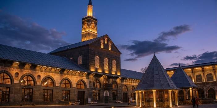 Diyarbakır’ın kalbi bu gecede atıyor: Şeva Leyletul Qedrê