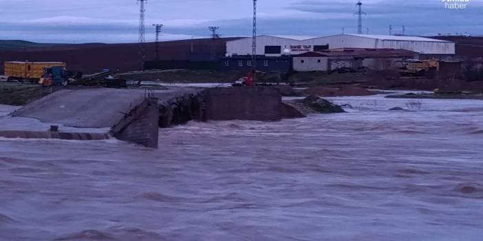 Diyarbakır'da sağanak sonrası köprü çöktü