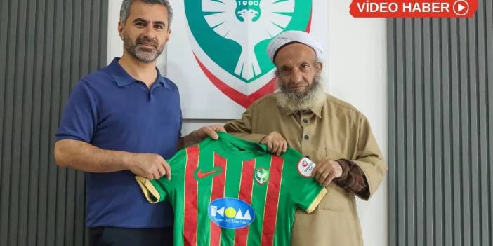 Kehaneti tuttu: Elazığlı dede Amedspor formasıyla poz verdi