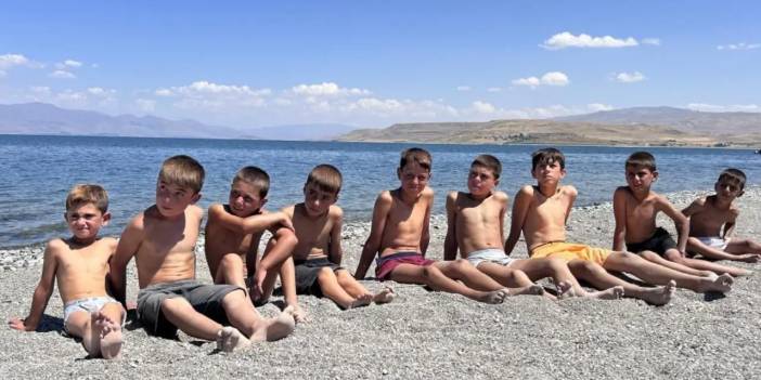Van Gölü’ne giren çocukların saçları sarıya dönüyor