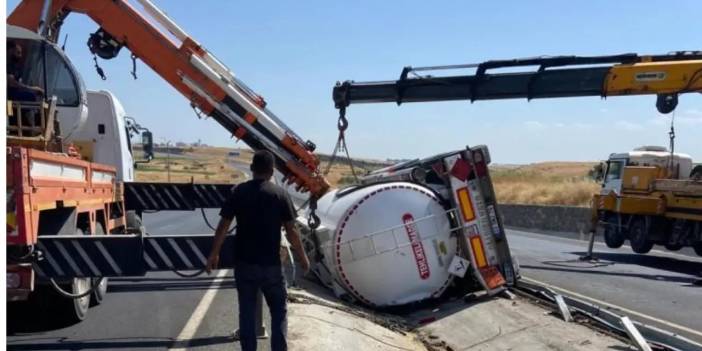 Diyarbakır’da akaryakıt tankeri devrildi: 2 kişi sıkıştı