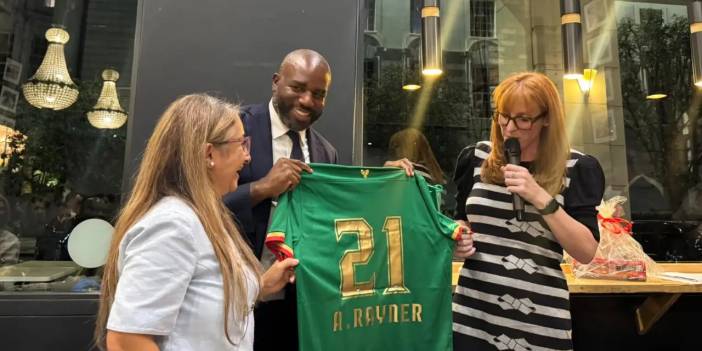 İngiliz siyasetçilere Amedspor forması sürprizi
