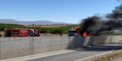 Malatya'da tır alev aldı: Bariyerlere çarptı