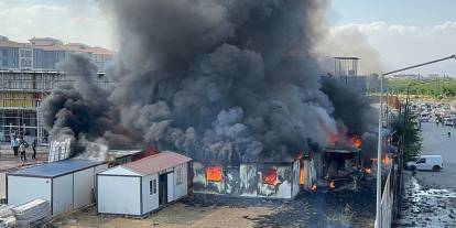 Malatya'da korkutan yangın: Hırdavat dükkanı küle döndü