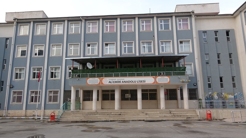 okul-muduru-bicaklandi-ali-emiri.jpg