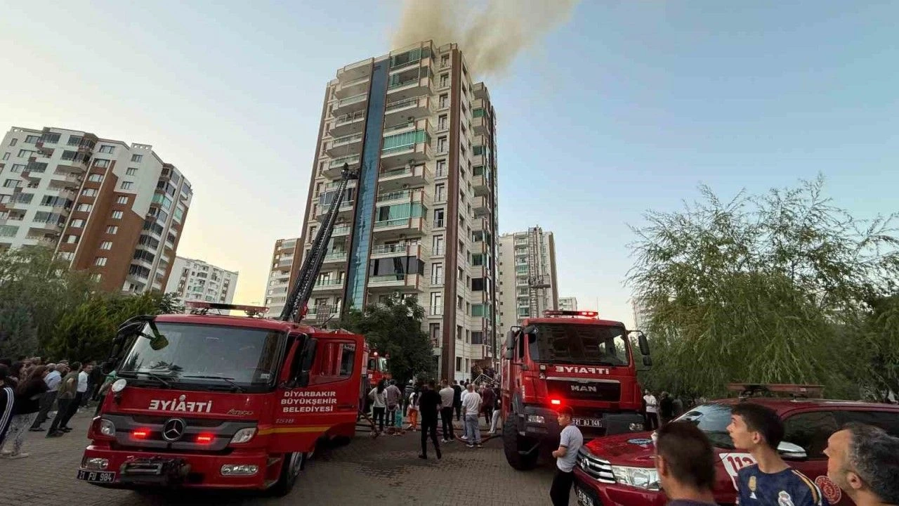diyarbakirda-13-katli-apartmanda-yangin-mahsur-kalanlar-var.webp