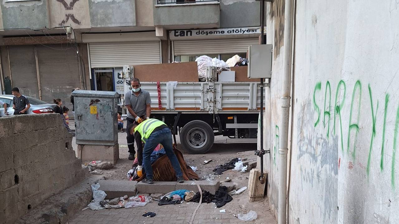 diyarbakirda-etrafa-kotu-koku-yayan-cop-ev-iceri-giren-ekiplerce-temizlenerek-ilaclandi-1.jpg