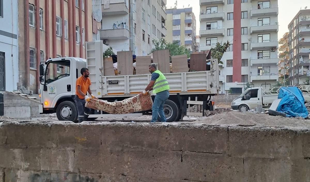 diyarbakirda-etrafa-kotu-koku-yayan-cop-ev-iceri-giren-ekiplerce-temizlenerek-ilaclandi.jpg