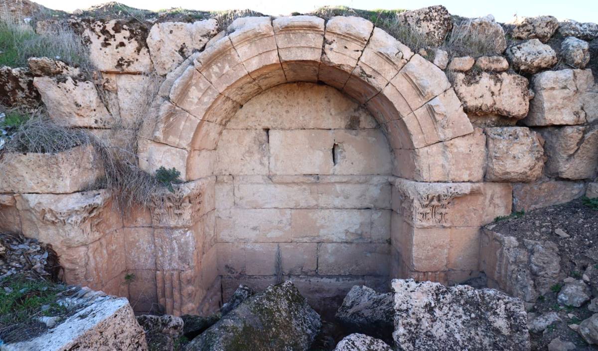 aa-20250713-38547573-38547570-sanliurfada-bulunan-anit-mezar-kalintisi-kayit-altina-alindi.jpg
