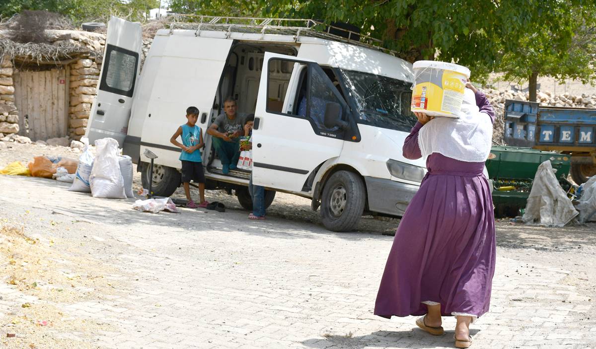 aa-20250731-38712800-38712783-minibusuyle-koyleri-gezen-seyyar-esnaf-16-yildir-takas-usuluyle-satis-yapiyor.jpg