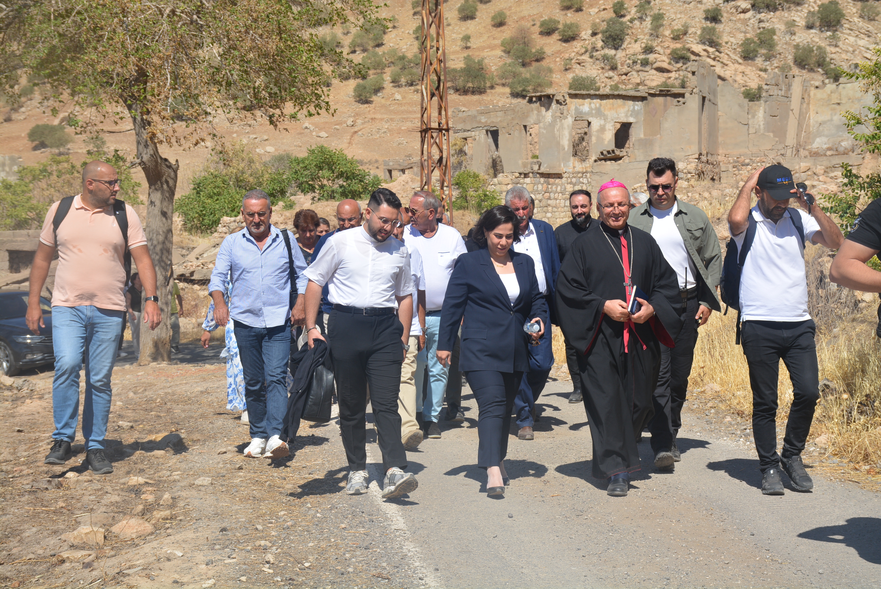 aa-20250923-39205694-39205693-fransada-yasayan-asuriler-sirnaktaki-koylerinde-ayin-yapti.jpg