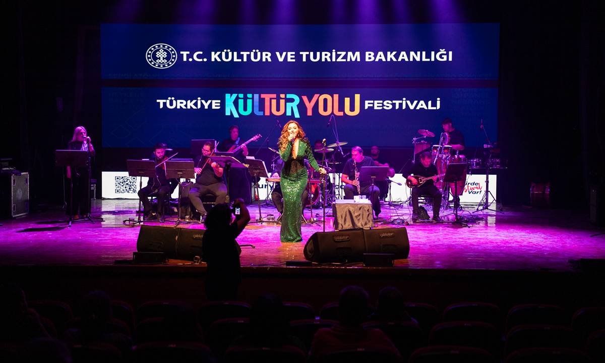 aa-20251025-39516042-39516040-mardin-kultur-yolu-festivali-cesitli-etkinliklerle-suruyor.jpg
