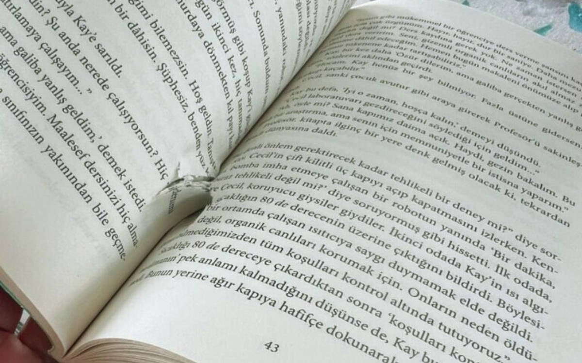 izmir-kitap-fuarinda-turlerin-kokeni-kitabina-mermi-yerlestirildi.jpg