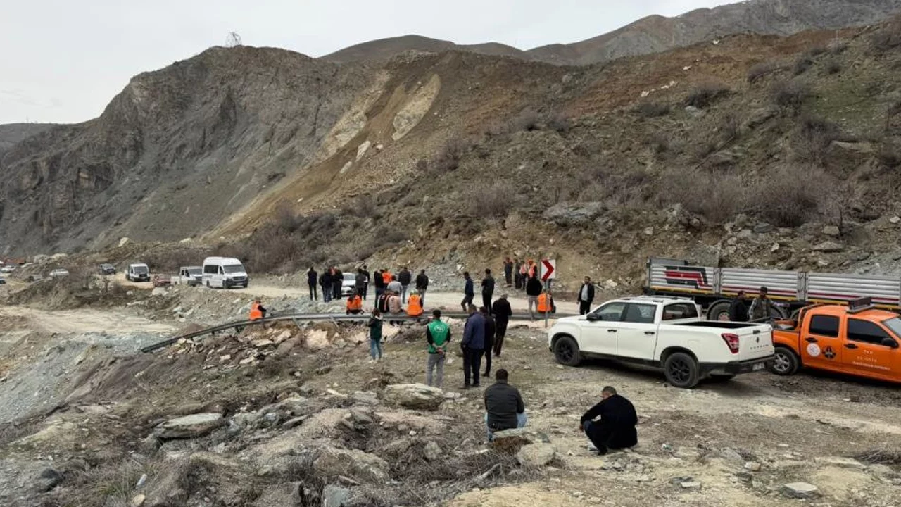 hakkari-van-yolunda-heyelan-yolu-kapatti.webp