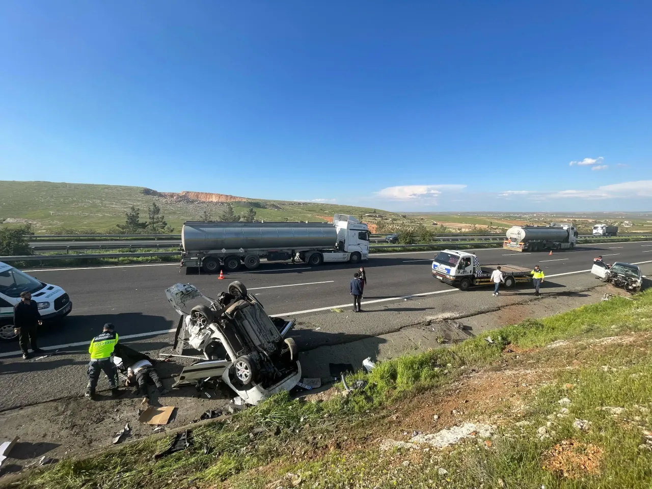 aa-20260428-41234254-41234248-sanliurfada-otomobil-ile-hafif-ticari-aracin-carpistigi-kazada-3-kisi-oldu-5-kisi-yaralandi-001.webp