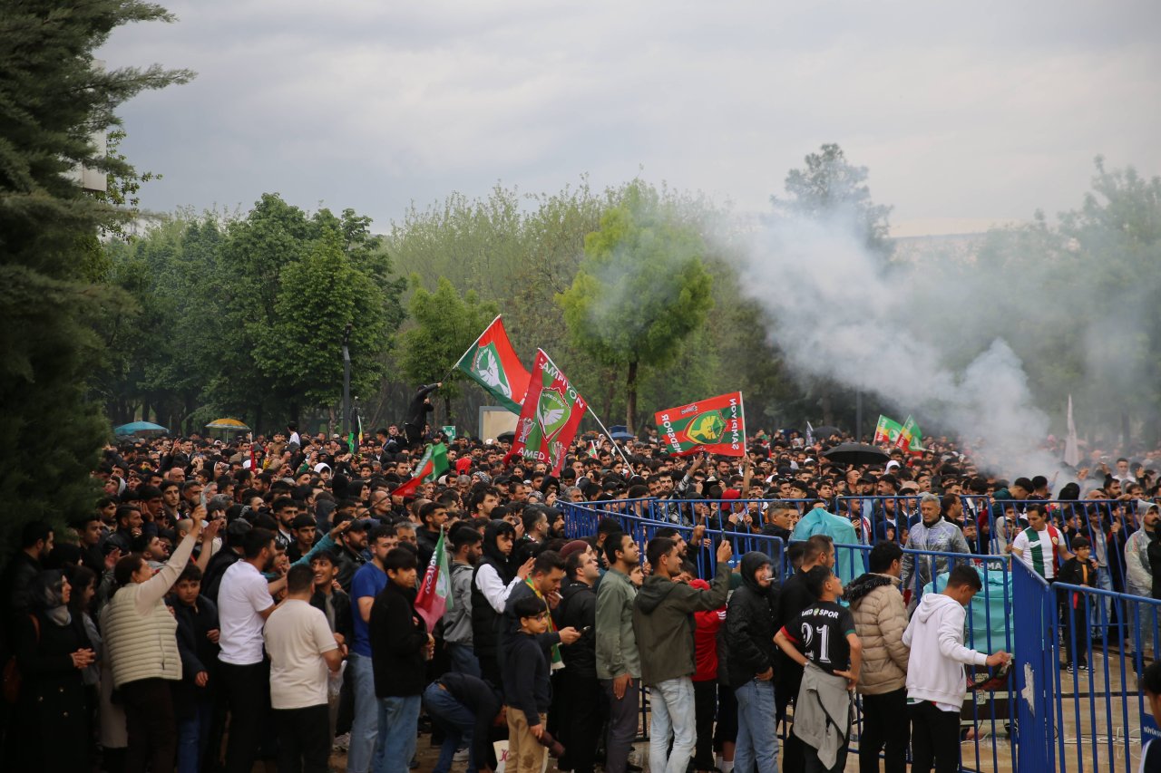 aa-20260502-41271335-41271328-diyarbakirda-amed-sportif-faaliyetler-taraftarlari-super-lig-yolundaki-maci-dev-ekranlardan-izledi.jpg