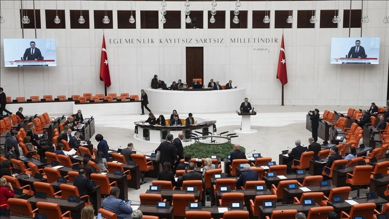 tbmm-genel-kurulu-meclis-baskanvekili-sirri-sureyya-onder-baskanliginda-toplandi.webp