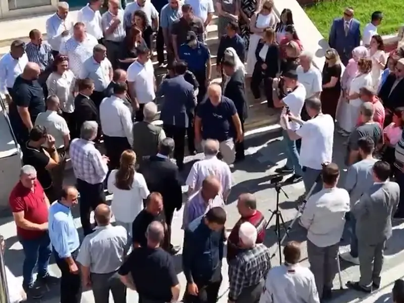 batmanin-yeni-vali-yardimcisindan-grup-yorumlu-veda2.webp