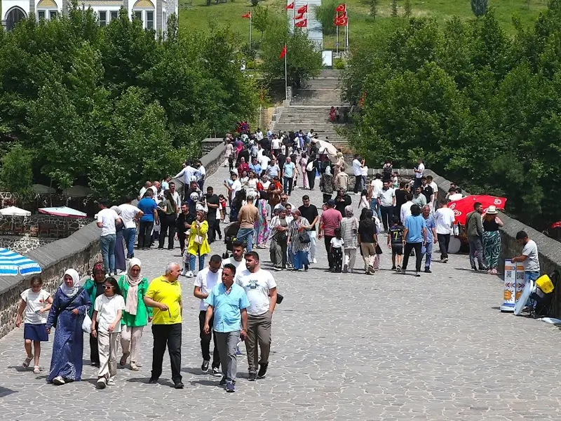 diyarbakirda-bir-konferans-daha3-001.webp