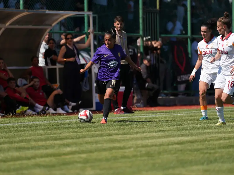 amedspor-kadin-futbol-takimi-3.webp